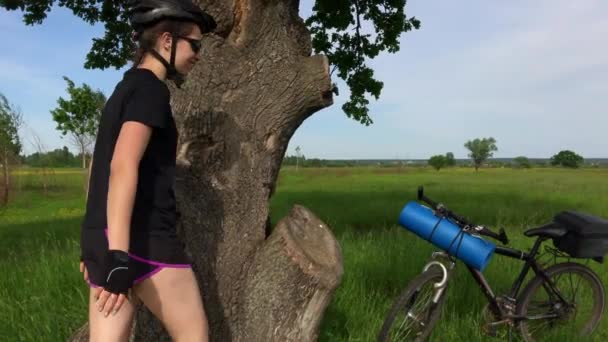 Menina Andando Com Bicicleta Parque Florestal — Vídeo de Stock