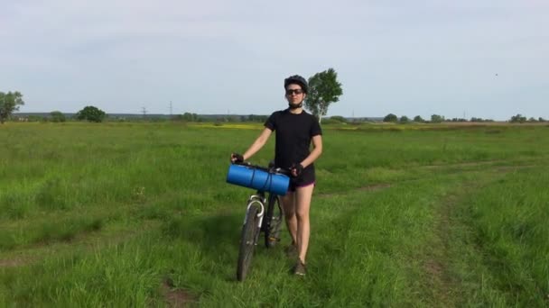 Mädchen Läuft Mit Fahrrad Waldpark Zeitlupe — Stockvideo