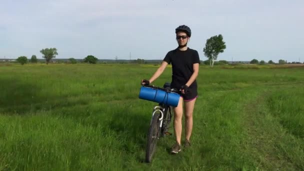 Mädchen Läuft Mit Fahrrad Waldpark — Stockvideo