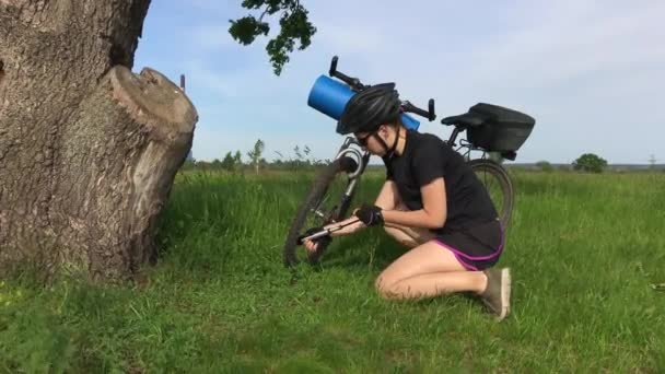 Młoda Kobieta Okularach Wypełnia Opony Rowerowe Powietrzem Pomocą Pompy Ręcznej — Wideo stockowe