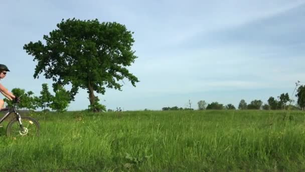 Meisje Toerist Een Fiets Reizen Langs Een Boerderij Veld — Stockvideo