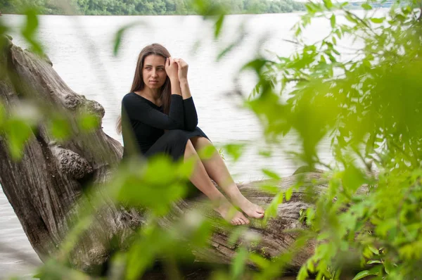 Blanke Vrouw Staat Vlakbij Een Prachtig Meer — Stockfoto