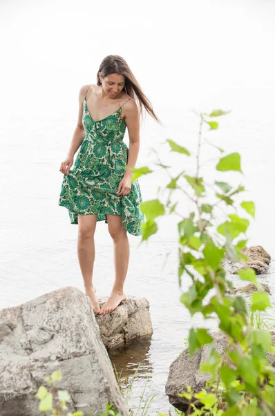 White Woman Stands Beautiful Lake — Stock Photo, Image