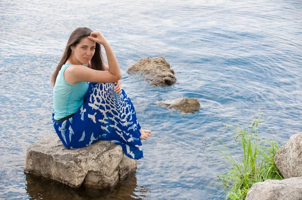 White Woman Stands Beautiful Lake — Stock Photo, Image