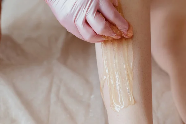 Uma Mão Uma Luva Médica Rosa Aplica Pasta Açúcar Bege — Fotografia de Stock