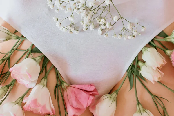 Bloemen Prikken Uit Witte Katoenen Onderbroek Bikinilijn Van Dichtbij Stockfoto