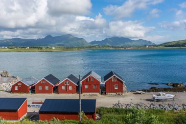 Norveç 'teki Lofoten adalarında kırmızı evler