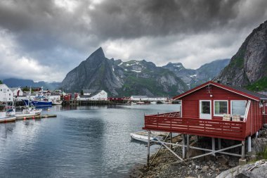 Norveç 'teki Lofoten adalarında kırmızı evler