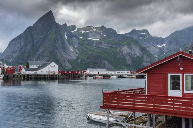Norveç 'teki Lofoten adalarında kırmızı evler