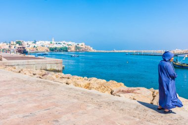 Rabat, Fas okyanusa yakın geleneksel mavi elbise giyen adam