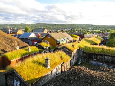 Roros, Norveç'in köyünde çatıda Turba ile geleneksel ahşap evler