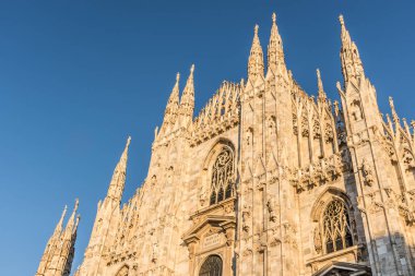Gün batımında, İtalya Milano Katedrali'ne (Duomo di Milano)