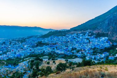 Fas 'ın mavi şehri Chefchaouen' in üzerinde güzel bir günbatımı.