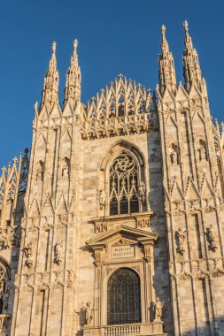 Gün batımında, İtalya Milano Katedrali'ne (Duomo di Milano)