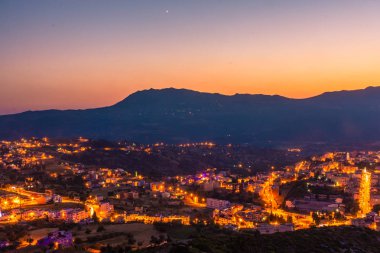 Riff Dağları: Chefchaouen, Morocco yakınındaki arkasında alacakaranlıkta