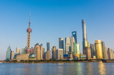 Güzel cityscape Pudong iş ve teknolojik iş Shanghai ve Huangpu Nehri, Çin