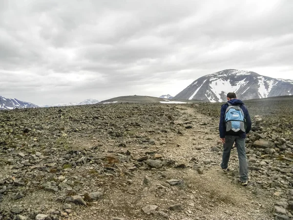 Hombre Haciendo Trekking Naturaleza Besseggen Ridge Noruega — Foto de Stock