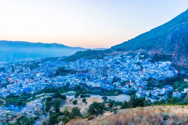 Fas 'ın mavi şehri Chefchaouen' in üzerinde güzel bir günbatımı.
