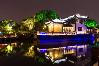 Güzel yansıyan ve gece, Çin Zhouzhuang kanal teknede aydınlatılmış
