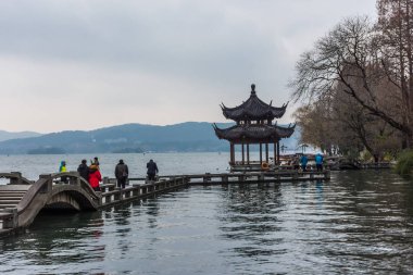 Güzel Çin geleneksel Pavyonu yılında Batı Gölü, Hangzhou, Çin