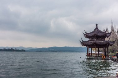 Güzel Çin geleneksel Pavyonu yılında Batı Gölü, Hangzhou, Çin