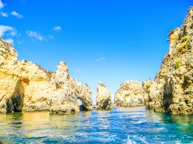 Kaya oluşumları içinde güzel plaj, Praia Dona Ana, Lagos, Algarve, Portekiz