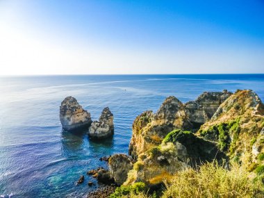 Kaya oluşumları içinde güzel plaj, Praia Dona Ana, Lagos, Algarve, Portekiz
