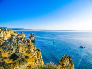 Kaya oluşumları içinde güzel plaj, Praia Dona Ana, Lagos, Algarve, Portekiz