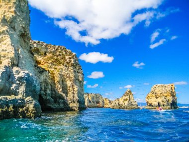 Kaya oluşumları içinde güzel plaj, Praia Dona Ana, Lagos, Algarve, Portekiz