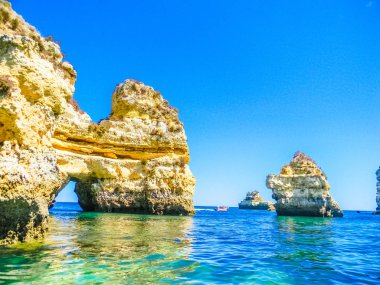 Kaya oluşumları içinde güzel plaj, Praia Dona Ana, Lagos, Algarve, Portekiz