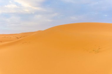 Alacakaranlıkta Sahra Çölü 'nün kumullarının güzel manzarası, Merzouga, Fas