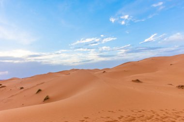 Alacakaranlıkta Sahra Çölü 'nün kumullarının güzel manzarası, Merzouga, Fas