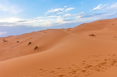 Alacakaranlıkta Sahra Çölü 'nün kumullarının güzel manzarası, Merzouga, Fas