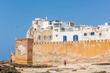 ESSAOUIRA, FOCCO, 2 Eylül 2018: Kayalık Essaouira sahilindeki insanlar