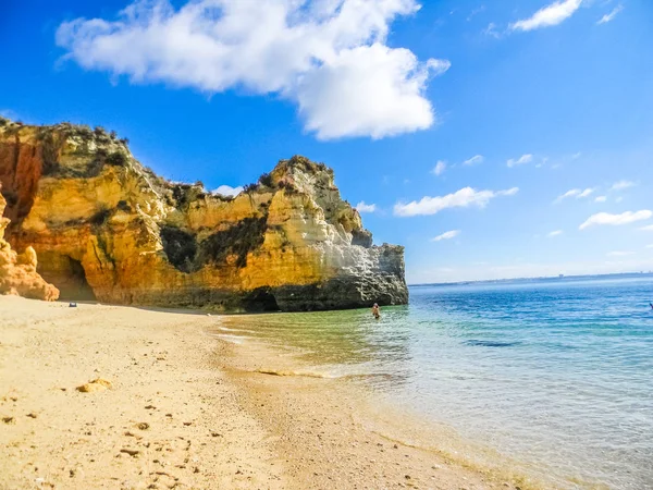 Formacje Skalne Pięknej Plaży Praia Dona Ana Lagos Algarve Portugalia — Zdjęcie stockowe