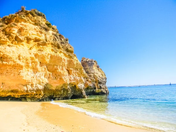 Sziklaalakzatok Gyönyörű Strand Praia Dona Ana Lagos Algarve Portugália — Stock Fotó