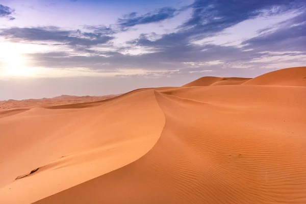 Alacakaranlıkta Sahra Çölü 'nün kumullarının güzel manzarası, Merzouga, Fas