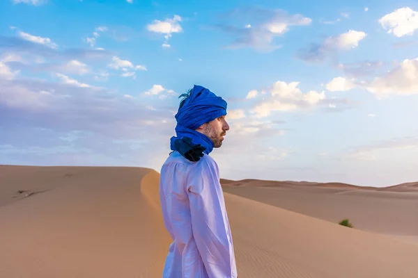 Homem Berbere Vestindo Roupas Tradicionais Tuareg Deserto Saara Amanhecer Merzouga — Fotografia de Stock