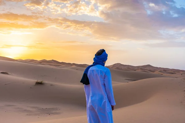 Homem Berbere Vestindo Roupas Tradicionais Tuareg Deserto Saara Amanhecer Merzouga — Fotografia de Stock