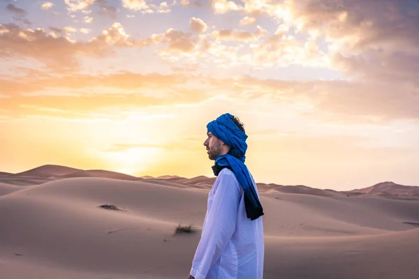 Homem Berbere Vestindo Roupas Tradicionais Tuareg Deserto Saara Amanhecer Merzouga — Fotografia de Stock