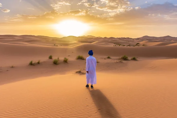 Uomo Berbero Che Indossa Abiti Tradizionali Nel Deserto Del Sahara — Foto Stock