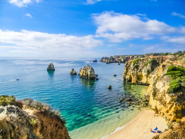 Kaya oluşumları içinde güzel plaj, Praia Dona Ana, Lagos, Algarve, Portekiz