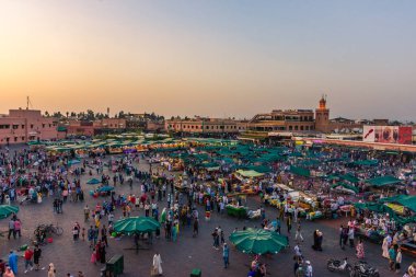 MARRAKECH, FOCCO, 3 Eylül 2018: Djemaa El Fna pazar meydanı üzerinde gün batımı