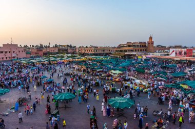 MARRAKECH, FOCCO, 3 Eylül 2018: Djemaa El Fna pazar meydanı üzerinde gün batımı