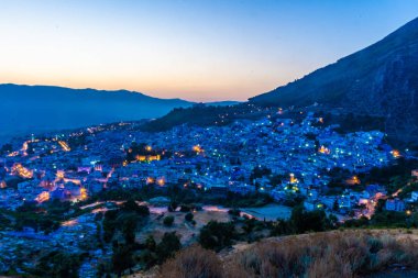 Fas 'ın mavi şehri Chefchaouen' in üzerinde güzel bir günbatımı.