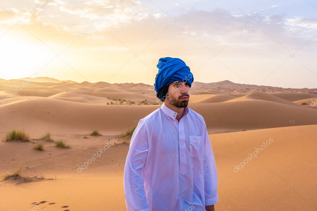 Hombre Bereber Vestido Con Ropa Tradicional Desierto Del Sahara Amanecer Foto editorial de stock stefano.zaccaria1704.gmail 247154926