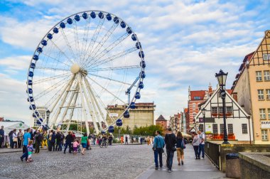Gdansk, Polonya, 02 Eylül 2018: dönme dolap ve Gd insanlarda