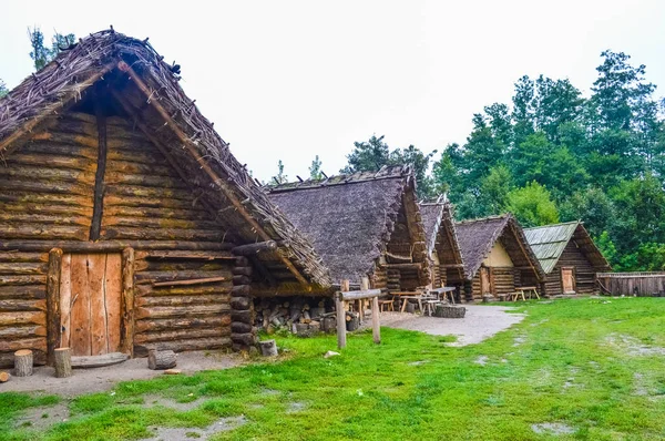 Cabañas Madera Muy Antiguas Del Pueblo Biskupin Polonia — Foto de Stock