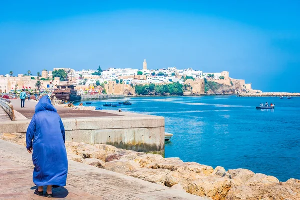 Człowiek Sobie Tradycyjne Stroje Niebieski Pobliżu Oceanu Rabat Maroko — Zdjęcie stockowe