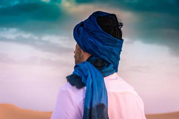 Berber Férfi Visel Hagyományos Tuareg Ruhát Szahara Sivatagban Hajnalban Merzouga — Stock Fotó